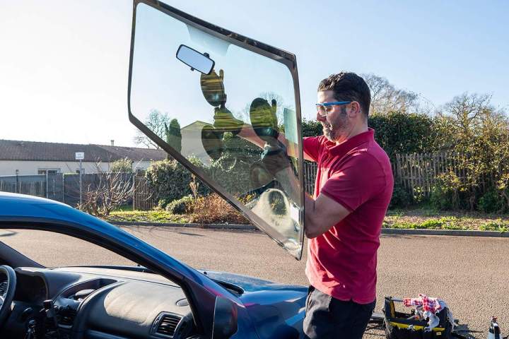 Retrait du pare-brise endommagé et pose d’un neuf